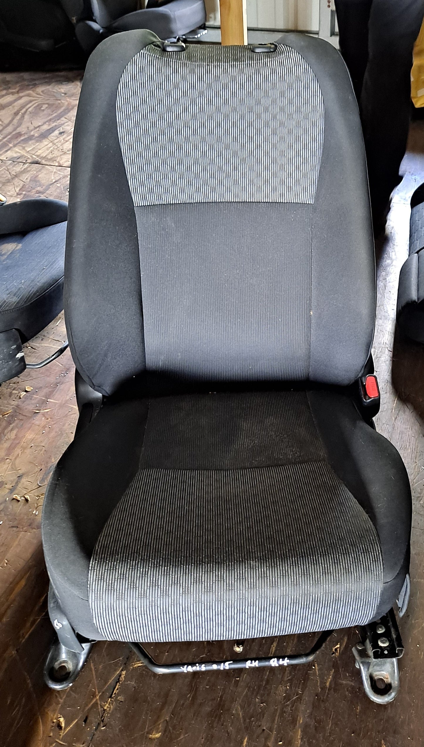 BUTACA PASAJERO YARIS 2015 (SIN CABEZAL)