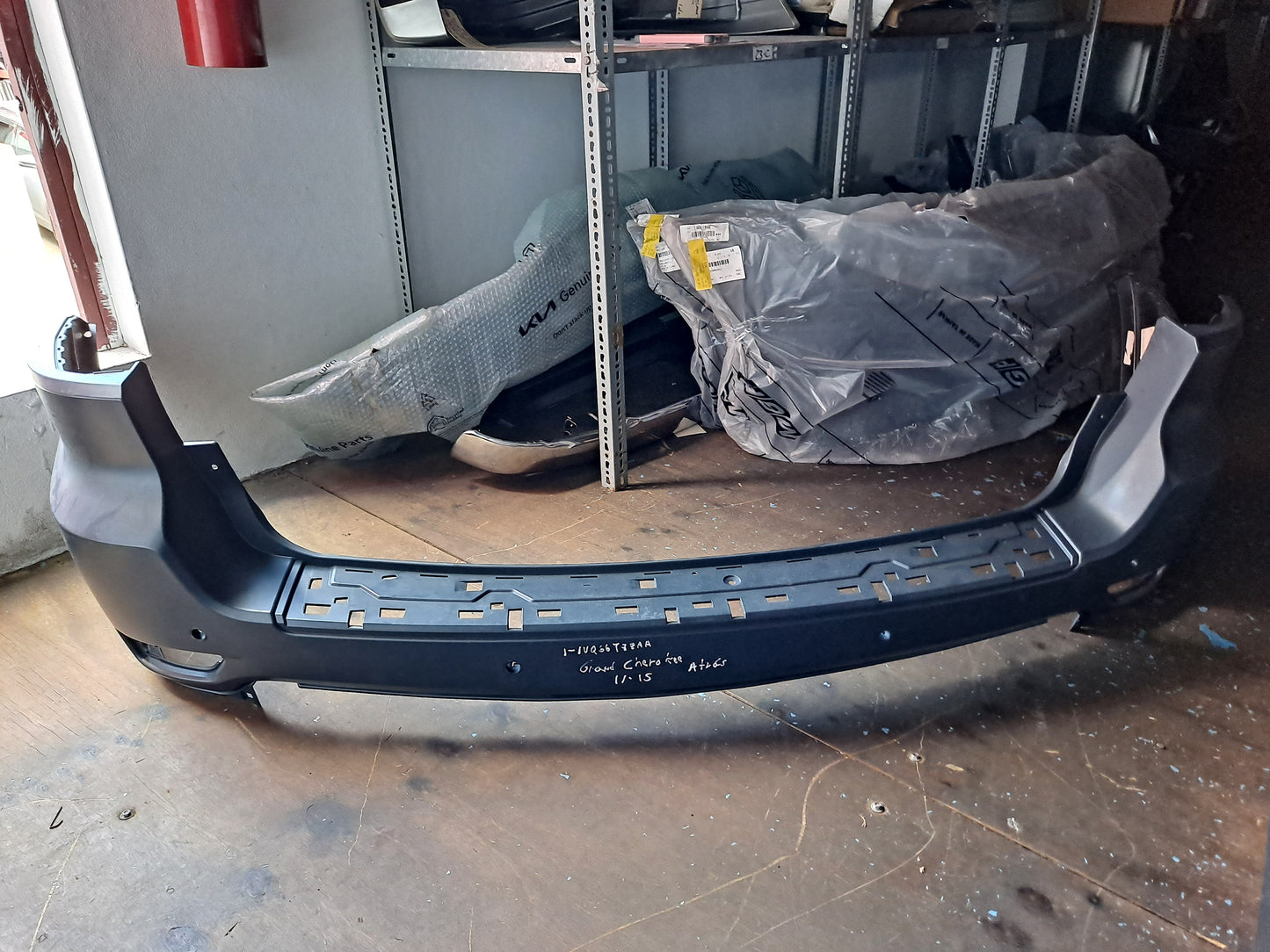 BUMPER TRASERO GRAND CHEROKEE 2011-2022