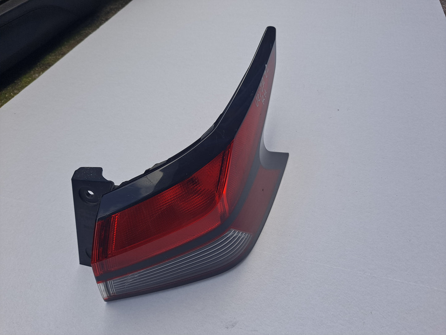 FOCO TRASERO DE PANEL VERSA 2020-2023 (LADO DERECHO)