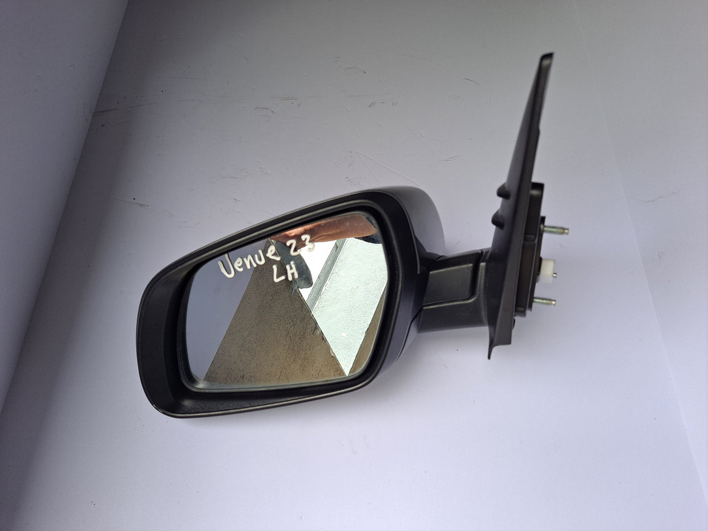 RETROVISOR (LADO CHOFER Y LADO PASAJERO) SIN SEÑAL VENUE 2020-2023 (CHARCOAL)