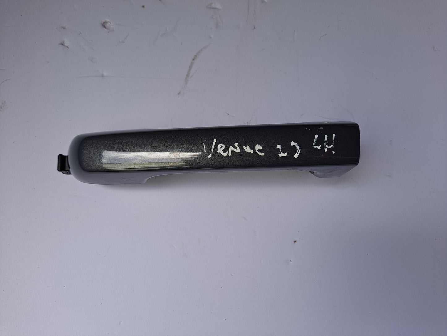 HANDLE EXTERNO DELANTERO PUERTA CHOFER VENUE 2021-2025 (CHARCOAL)