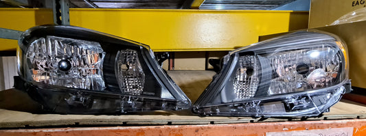 SET DE FOCOS DELANTEROS NEGROS PARA YARIS H/B 2012-2014 (PAREJA)