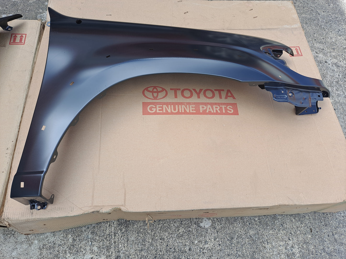 TAPALODO DERECHO CON HUECOS DE FLEAR TUNDRA 2004-2007 (ORIGINAL-TOYOTA)