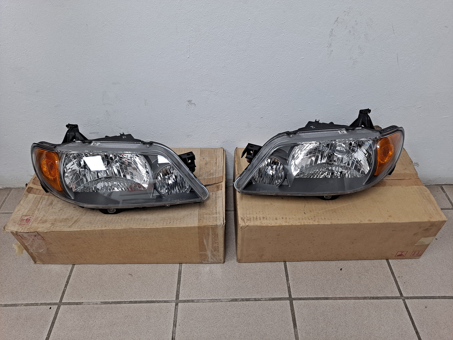 PROTEGE HEAD LAMPS SET 2001-2003 BLK - NUEVO / ORIGINAL