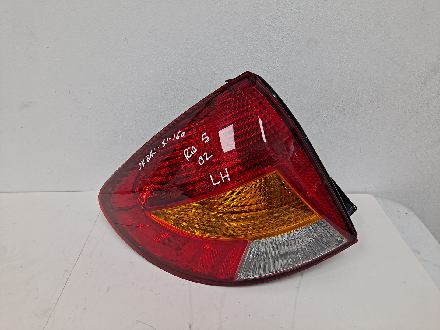 FOCO TRASERO IZQUIERDO (LADO CHOFER) KIA RIO 5TO 2000-2005