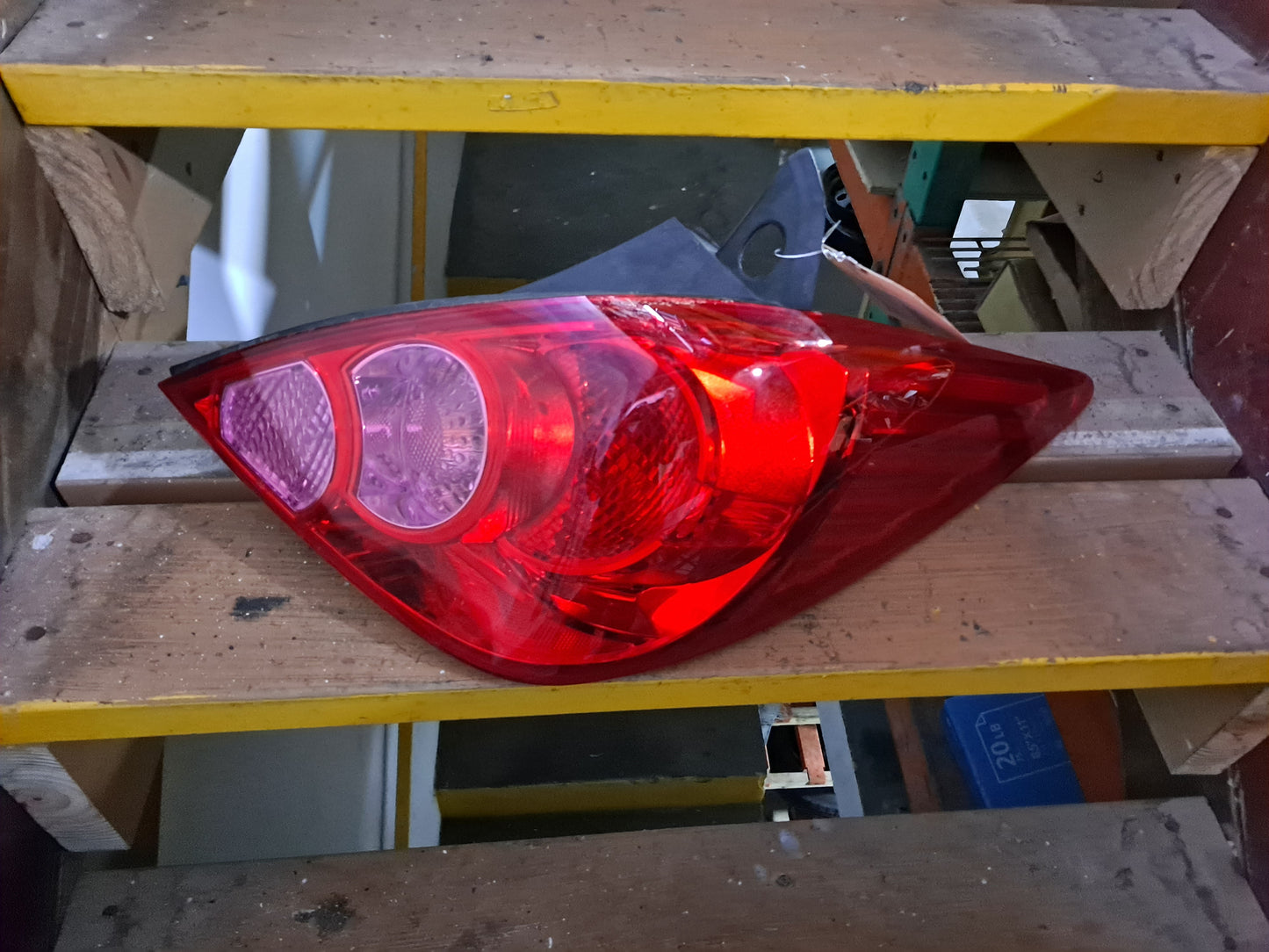 FOCO TRASERO DERECHO VERSA HATCHBACK 2007-2011