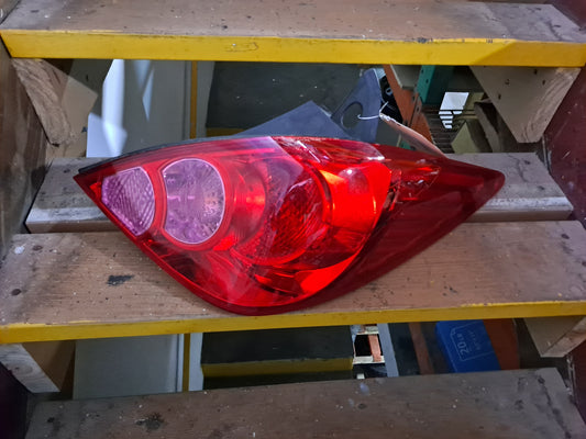 FOCO TRASERO DERECHO VERSA HATCHBACK 2007-2011