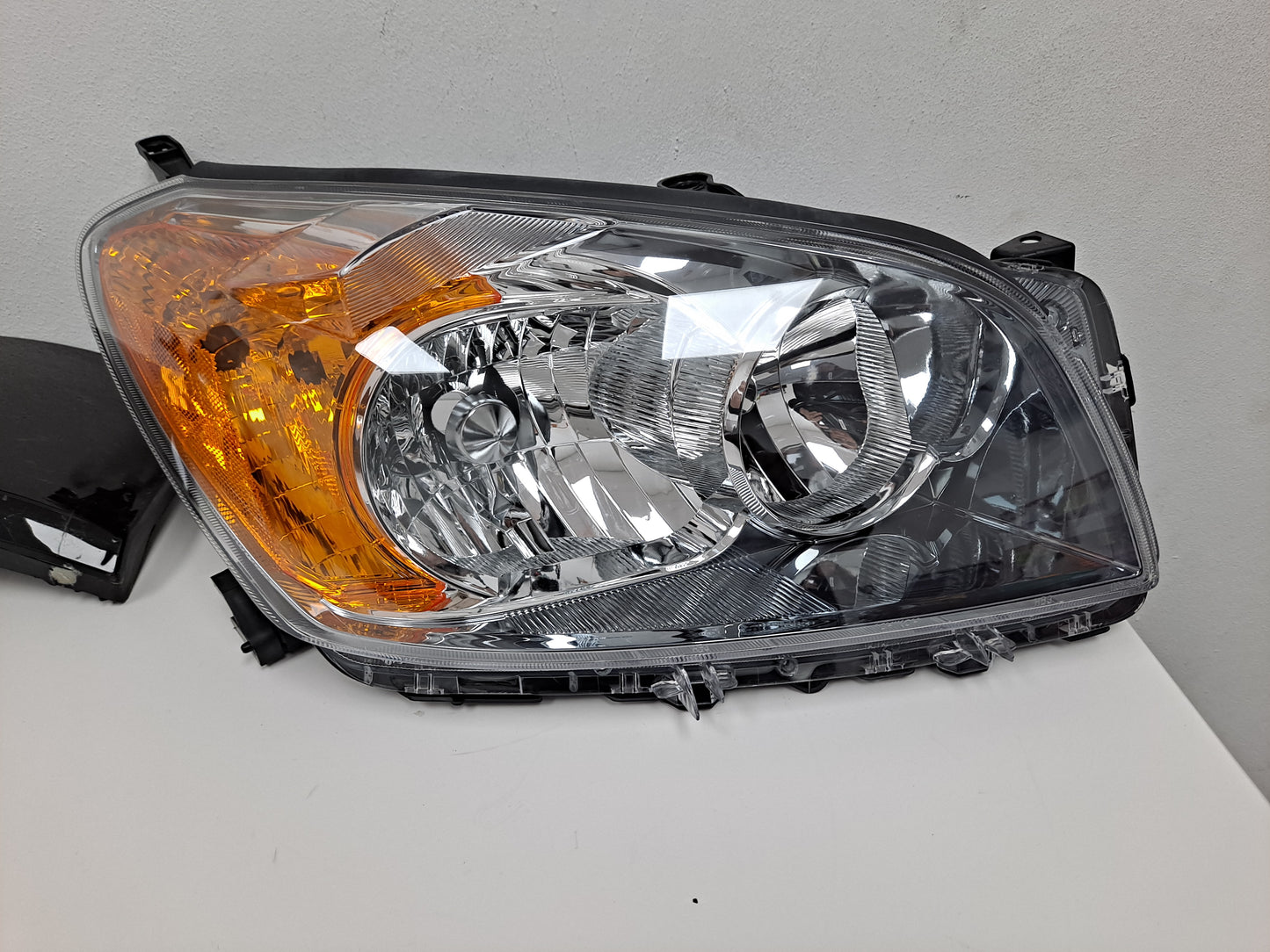 FOCO DELANTERO DERECHO RAV4 2009-2010_FONDO NEGRO